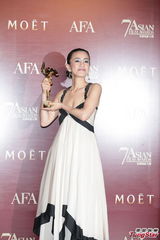 组图：渡边真起子凭《带上爸爸》获最佳女配角