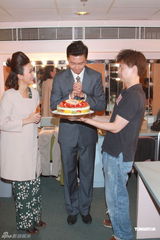 组图：王浩信生日上演舞台剧 女友送旅行箱计划出游