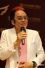 组图：高凌风整形后首现身 谈及前妻数度哽咽