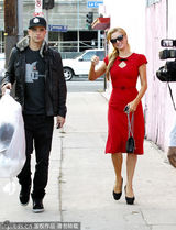组图：希尔顿携小男友逛街 紧身红裙曲线毕露