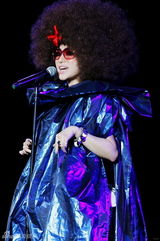 幻灯图集：尚雯婕夸张彩妆震上海 冷经典翻唱3小时