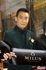 组图：梁家辉沪上吸金 私下被彭于晏叫“爹地”