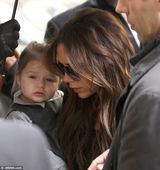 组图：维多利亚抱女儿小七现身巴黎街头