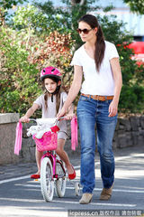 组图：凯蒂教爱女骑车心情佳 苏瑞粉嫩超萌