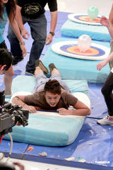 高清组图：众星为无线游戏节目《奖门人》进行录像