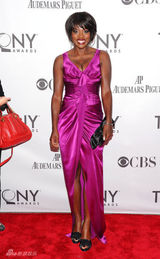 组图：托尼奖红毯星光熠熠 女星斗艳秀腿露肩