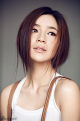 组图：嘉妮主持拍戏两不误 写真大片魅力非凡