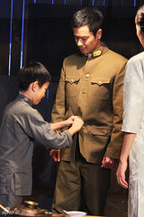 组图：《叶问》郑嘉颖韩雪温馨上演亲子乐