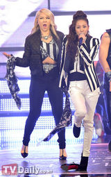 组图：首尔歌谣大赏 朴春甩掉鞋水晶露腹肌