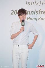 组图：李敏镐全白亮相代言疑透点 15分钟快闪