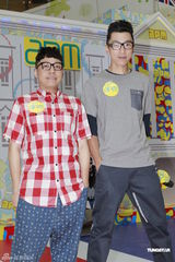 组图：农夫亲自推销唱片 销量飘红排第三位