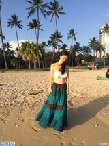 组图：柳岩藏胸秀小蛮腰 低头妩媚扮女神