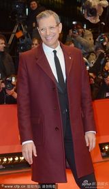 组图：男星杰夫-高布伦亮相 红风衣别致潇洒