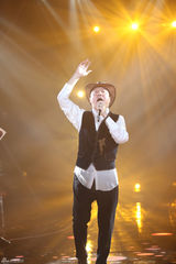 组图：周笔畅玩谢耳朵乐器 邓紫棋黑丝秀腿