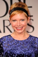 组图：金球奖红毯米歇尔-威廉姆斯天鹅绒蕾丝裙