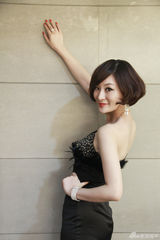 组图：方龄助阵黄征发布会 气质古典笑容甜美