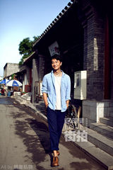 明星爱街拍：黄轩简约街拍 穿梭巷弄淡然随性