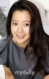 幻灯图集：金喜善首尔举行签名会 众多粉丝参加