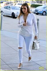 组图：卡戴珊疑真空豪放露沟 巨乳呼之欲出