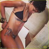 组图：蕾哈娜海滩度假照曝光 穿比基尼晒太阳