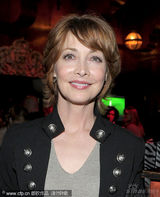 幻灯图：卡梅隆夫妇现身慈善晚宴 阿尔芭携老公现身