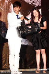 幻灯图：罗志祥专辑破纪录庆功 获赠“金猪公”