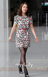 组图：金贤珠宣传《亮晶晶》 有天弟弟全程微笑