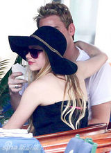 组图：艾薇儿蜜月甜蜜照 贵妇黑裙遮肚疑有孕