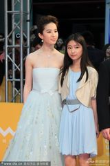 组图：刘亦菲抹胸裙仙气足 奔放张大口招呼影迷