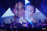 组图：张智霖开唱怀抱儿子亮相 张柏芝任嘉宾