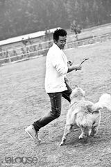 组图：郑恺农场写真曝光 与汪星人嬉戏打闹