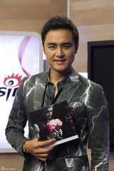 组图：明道赤膊录歌照镜子 纪佳松太太常查岗