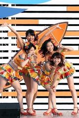 组图：大岛优子率团员热辣短裙跳舞 展冲浪身手