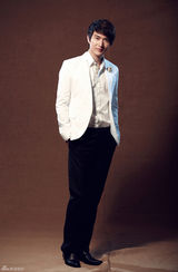 组图：陆昱霖写真曝光 气质儒雅展熟男魅力