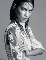 组图：C罗女友杂志大片 真空上阵演绎中性风