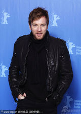 幻灯图集：《捉刀手》亮相 伊万与布鲁斯南比帅