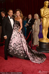 组图：超模克里斯汀-泰格花朵裙搭档约翰-传奇