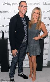 组图：安妮斯顿短裙亮相代言 帅气装扮现身街头