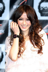 幻灯：美女冯媛甄为名表代言 直言酷爱户外运动