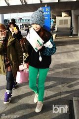 组图：2NE1现身机场 敏智派签名Dara顶兔耳帽
