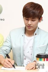 组图：韩团INFINITE出席代言品牌粉丝签名会