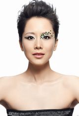 幻灯图：海清拍摄公益写真 裸妆出镜清新自然