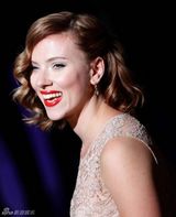 组图：斯嘉丽-约翰逊亮相秀场 熊黛林同场斗艳