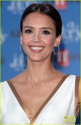 组图：杰西卡-阿尔芭两套礼服玩换装各具魅力