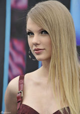 高清组图：美国乡村音乐协会奖红毯 斯威夫特性感