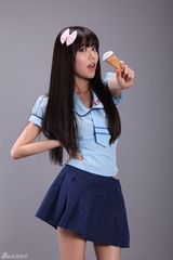 高清组图：i Me学生装秀美腿 舌舔冰激凌春光无限