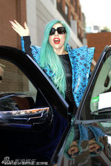 组图：Lady Gaga化身“蓝发魔女” 多伦多露天献唱