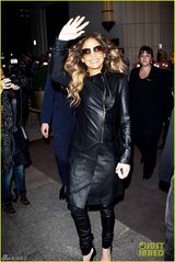 组图：珍妮弗洛佩兹皮衣墨镜星范儿十足