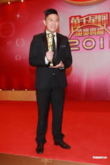 组图：欧阳靖获飞跃进步男艺员奖领奖落泪