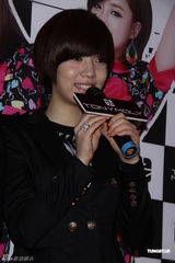 组图：韩女子团体T-ARA首度抵台 粉丝热情引恐慌